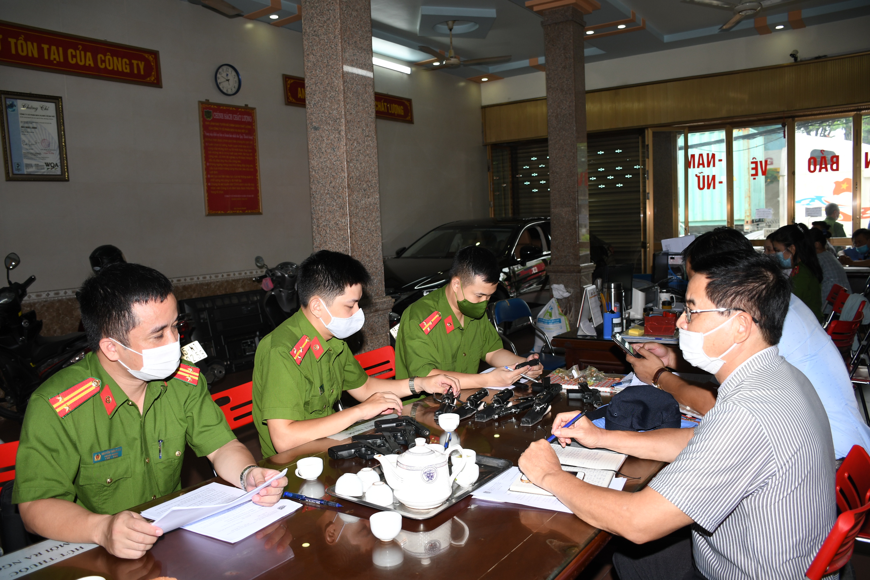 Vận động nhân dân giao nộp, thu hồi 2 quả lựu đạn, 30 súng các loại